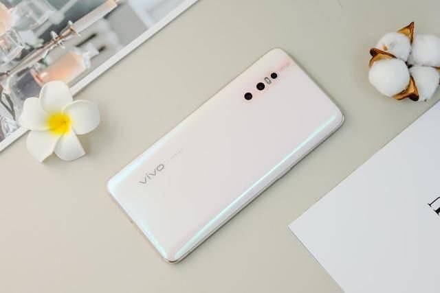 红米曝光最新机型 网友纷纷艾特vivo是怎么回事