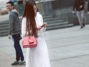 街拍:走路时衣衫飘动明艳动人的性感气质红裙美女