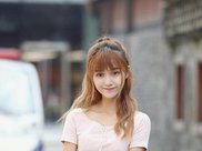 蒋梦婕太敢穿了！领口低到包不住重点，网友：里面都被看光了！