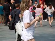 ?霍思燕真敢穿，20cm的上衣出席活动，难怪杜江眼睛一动不动