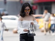 街拍：紧身打底裤小姐姐大秀凹凸身段，真好看