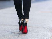 37岁的秦岚太厉害了!白色T恤搭短裤像20岁的少女，时髦精