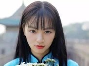 吉克隽逸包一块布就亮相活动，居然一点赘肉都没，网友:黑美人