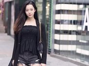 红色露肩一字领体桖搭配蓝色牛仔短裤，大露香肩吸睛无数