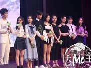 紧身穿搭勾勒出饱满的胸部，金黄色的长发十分的迷人，微风除服，