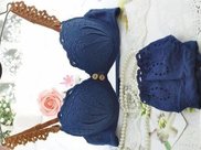 美女深色打扮, 透露出婀娜多姿的身段, 举手投足尽显魅力