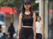 街拍: 黑色网袜配热裤, 修长双腿好生性感