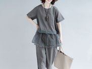 54岁关之琳和51岁温碧霞同框，相差3岁，一个大妈，一个少女