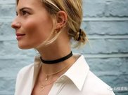 街拍：薄薄的吊带裙让成熟辣妈更吸睛，紧身设计勾勒丰腴曲线