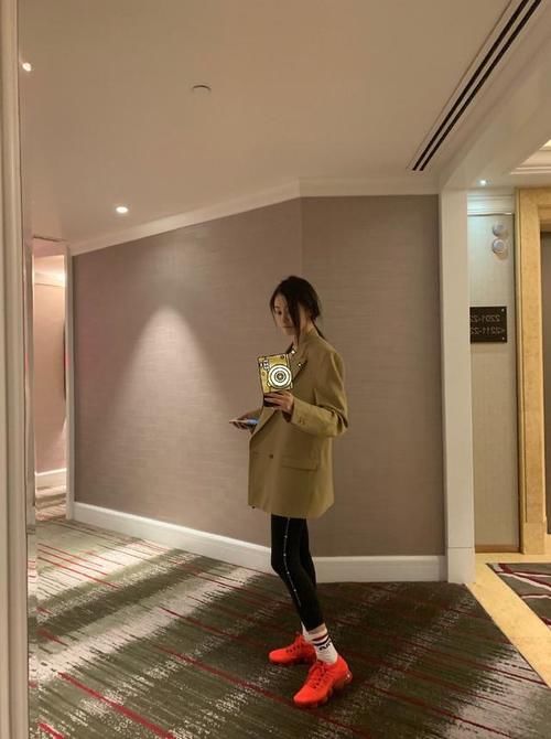 张天爱真的好美，立体花朵长裙尽显高调华丽，天鹅颈也超惹眼