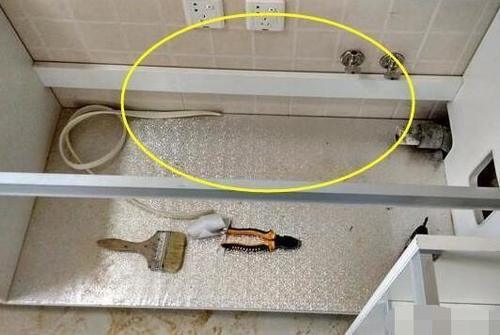 橱柜没安装背板,业主生气不验收!工人委屈:你用了就知道有多坑 第1张 橱柜没安装背板,业主生气不验收!工人委屈:你用了就知道有多坑-家居窝