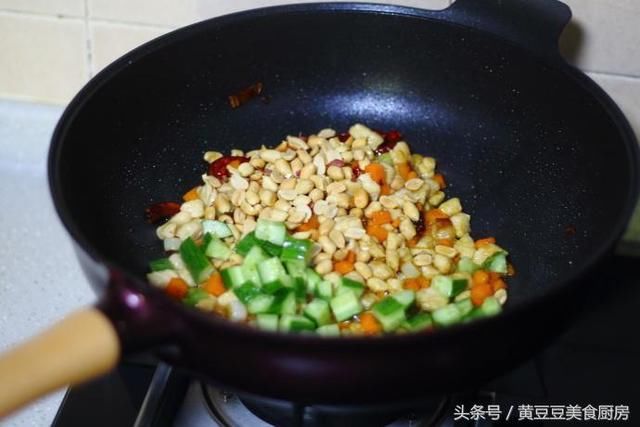 教你宫保鸡丁最简单快手的方法，肉嫩味美，好吃又下饭！