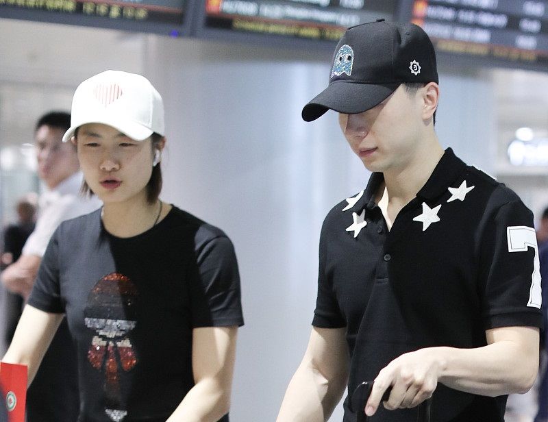 国乒包揽五冠凯旋 马龙为迷妹签名和丁宁边走