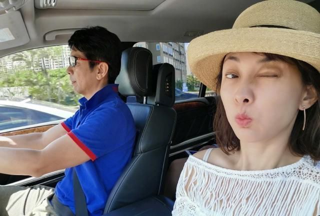 47岁牛莉与丈夫录视频，一改朴素风变贵妇太美丽，丈夫反应亮了