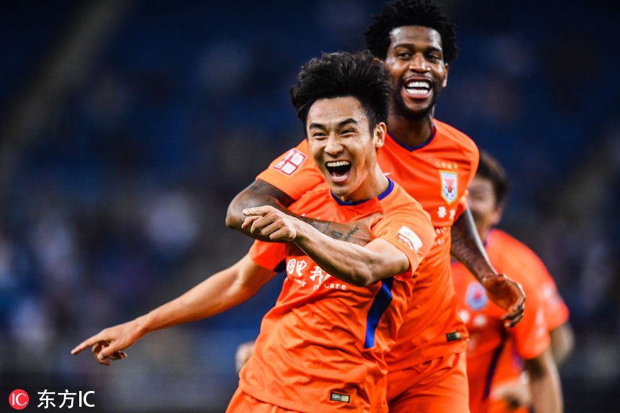 吴兴涵头球破门绝杀比赛 山东鲁能泰山众将激