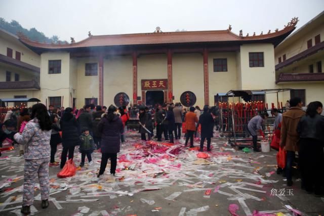 普宁寺万人许愿祈福,香烛齐燃,鞭炮持续,网友担心引起雾霾