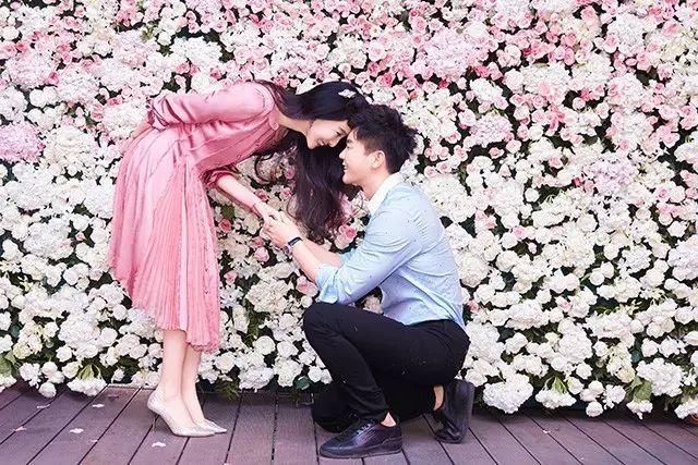 看看李晨送范冰冰的礼物,只能说贫穷限制我的