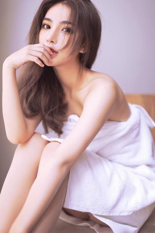 性感白衬衫精致美女,裹浴巾裸香肩上演撩人写真!