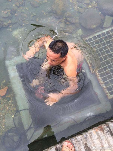 福州53岁水电工憋气潜入水中维修 学校后勤处