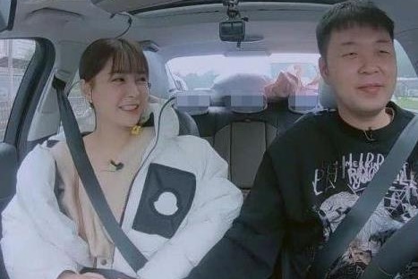 沈梦辰杜海涛在车里好甜蜜 当镜头下移的时候