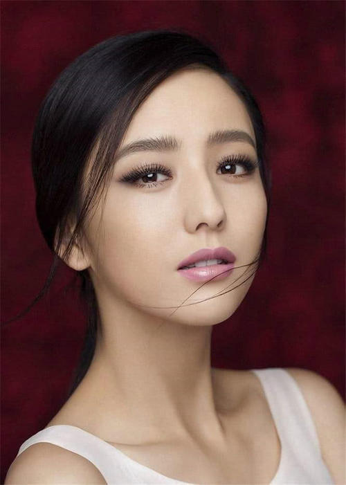 佟丽娅脚踩超细高跟鞋,缠上透明胶带才能走路