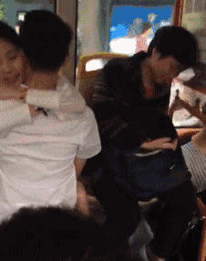 搞笑gif:一个寝室六个人,弄了五个微信群 马来西亚电子游艺网址