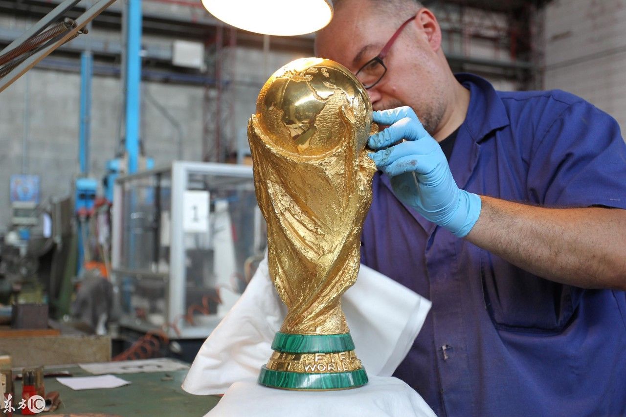直击俄罗斯世界杯奖杯制作车间,近距离看看大