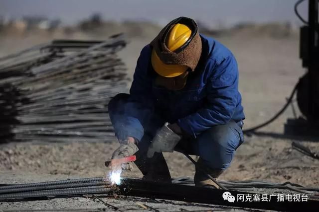 甘肃省阿克塞四十里戈壁光热发电项目建设者在