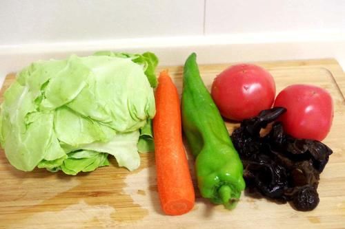 西红柿炒鸡蛋吃腻了,试试西红柿木耳炒圆白菜