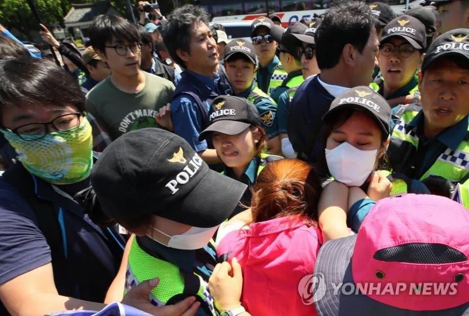 韩国工人堵在青瓦台要见总统，与警察打成一团