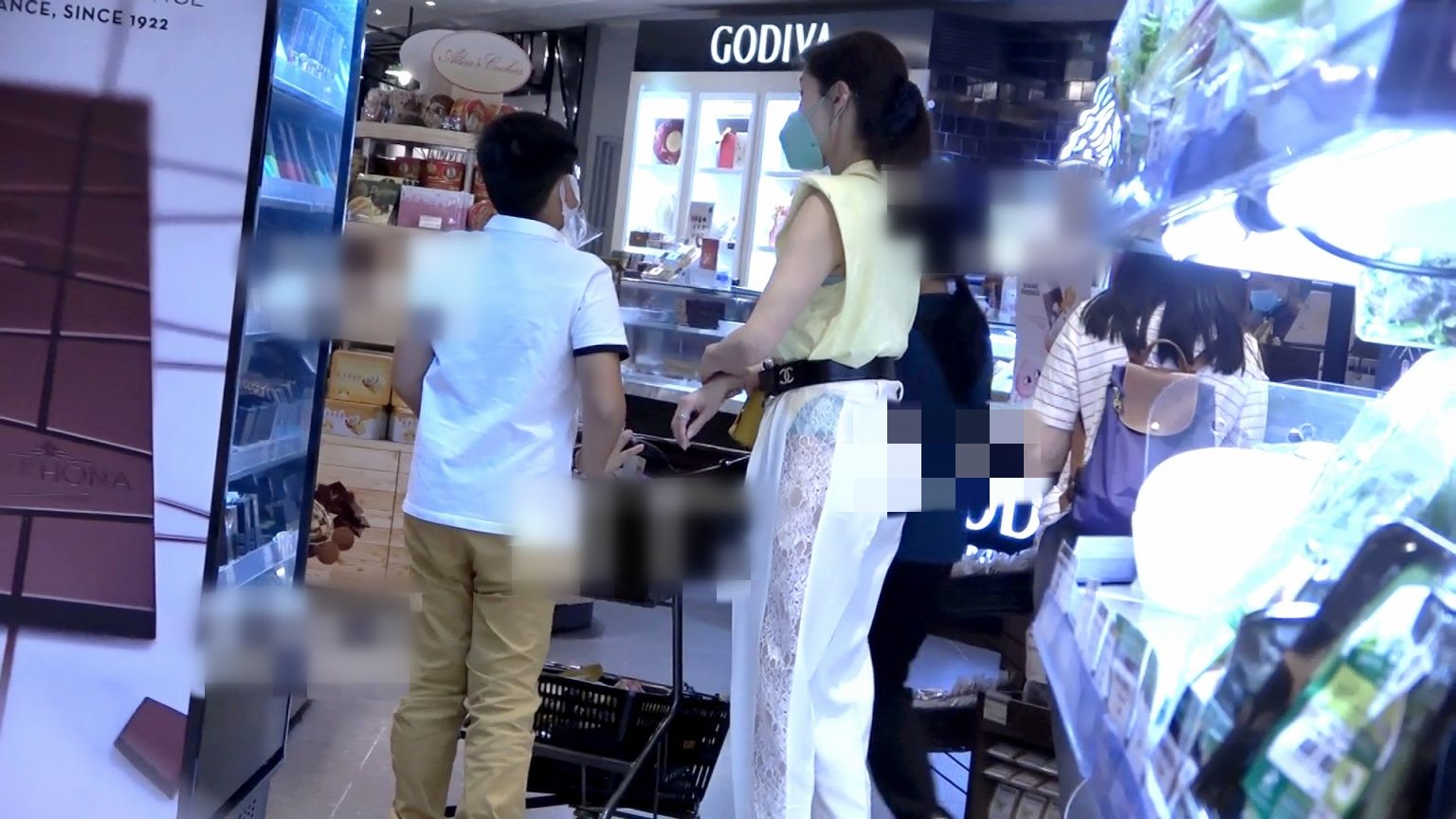 严管百亿富三代！李嘉欣夫妇携子购物，9岁许建彤独立自主很懂事