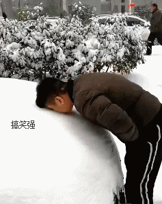 搞笑gif:看看人家是怎么取钱的,还是用麻袋方便