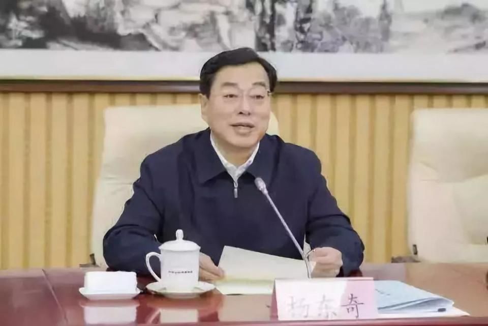 杨东最新图片大全 t01020444b08cb5df70.jpg