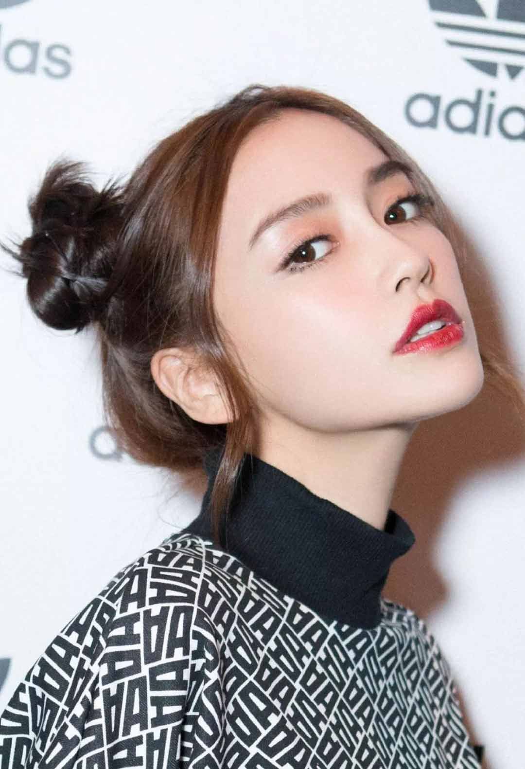 女明星最爱的发型 其实就是这三款 无论哪种场合,女明星们最常见的发型其实也绕不过马尾、丸子、编发这三大类。 同样是丸子头,一个小小的发卷却跟随刘诗诗、刘雯、江疏影出现在了不同的场合且毫无违和感,实用度超高。 更加俏皮减龄的双丸子头也是女明星们的心头好。 除了丸子头,编发与马尾也是常见的明星发型之一。 然而,永不退潮的时髦发型也有看腻的时候,怎样才能让经典变得眼前一亮更新颖?