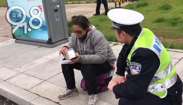 吓人！夜间开车走浙江高速，一披头散发女子悄悄爬上车，潜伏一夜