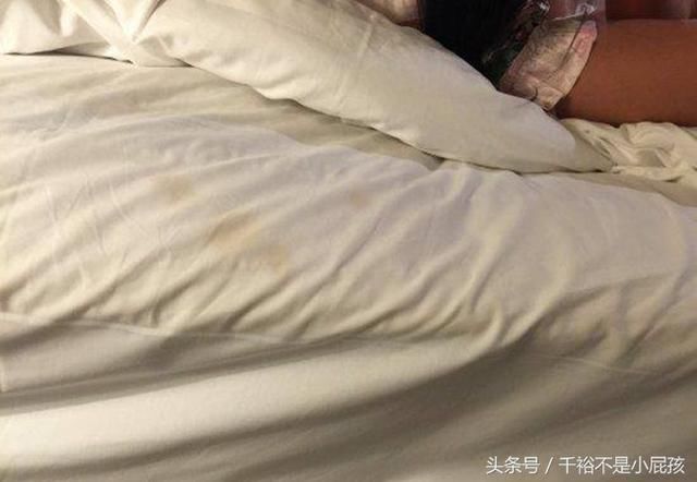 女儿每天洗澡，身上却总是发臭被老师嫌弃，妈妈翻开床单后懵了