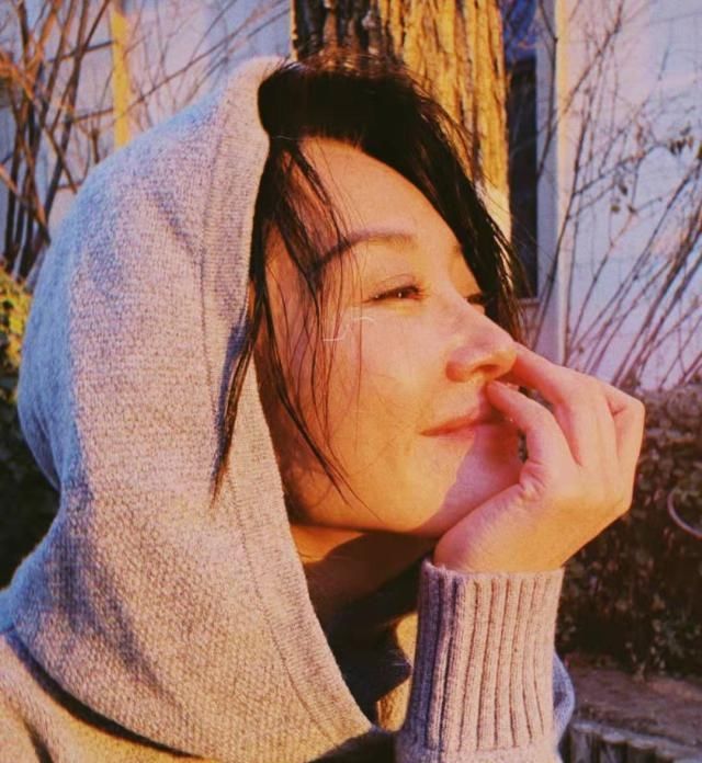 50岁许晴机场又装嫩,穿宽松T恤藏肚子,“冻龄女神”名不虚传 亚博娱乐真人赌博