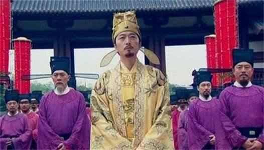 赵匡胤黄袍加身时有一细节充满蹊跷，大臣不敢说，后世众说纷纭