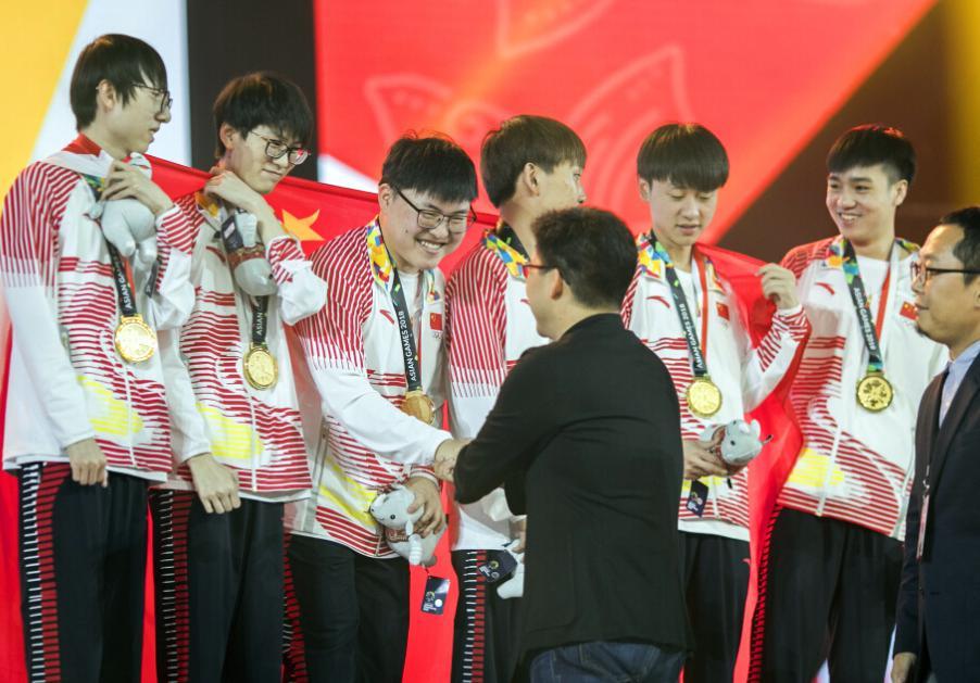 LOL亚运会夺冠选手咬金牌,Uzi最羞涩香锅咬的