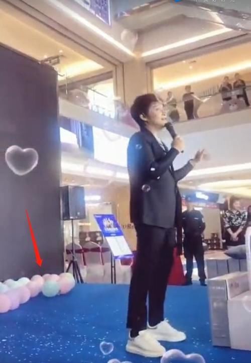 陈志朋参加小商场演出，舞台布置简陋，台下无人与他捧场令人唏嘘