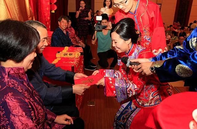 婚礼当天我不肯改口喊爸妈，婆婆竟把改口费砸在我身上