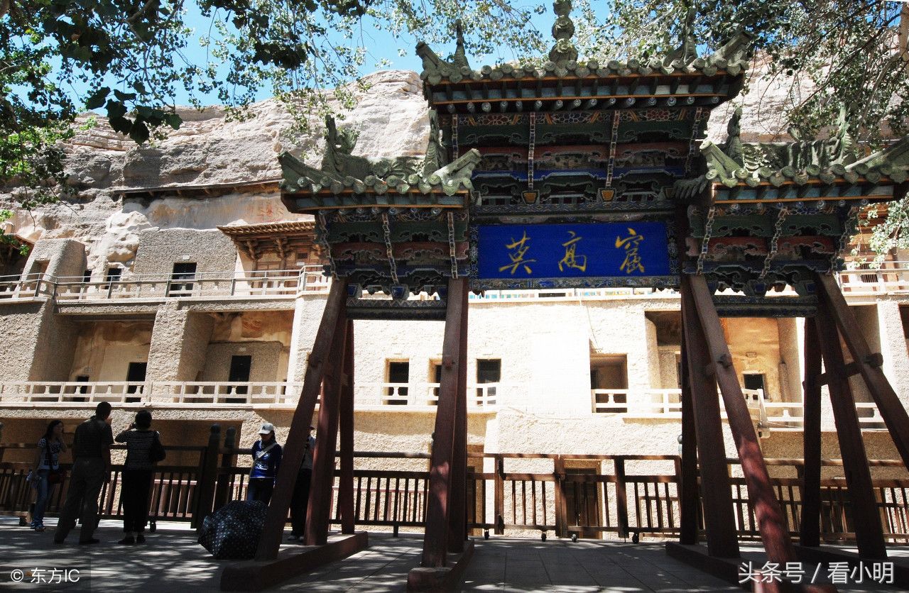 中国最著名的石窟，珍贵的文物有5万件，一大半流落于世界各地
