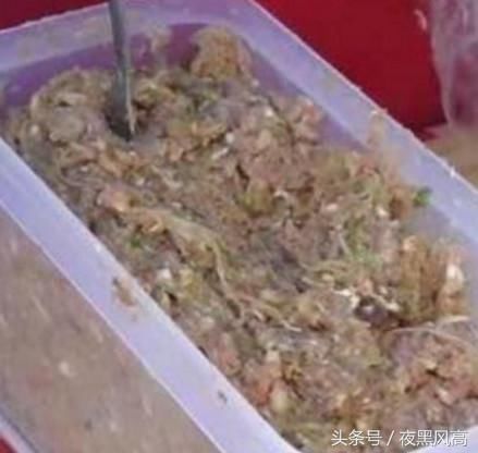 姑娘在街头卖这种美味的小吃，煎出来后的香味吸引了很多人