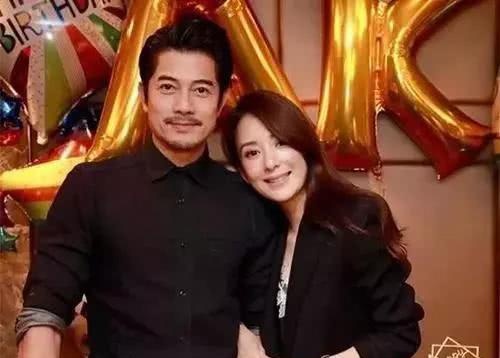 郭富城获二胎后首露面给老婆买水果,此时他不