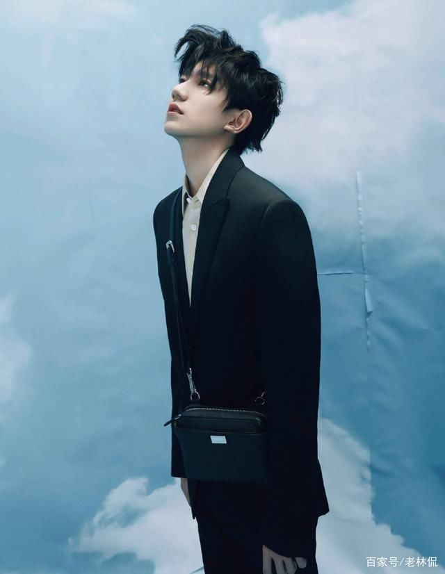 TFBOYS的中年朋友圈画风，王源太接地气，易烊千玺更胜一筹