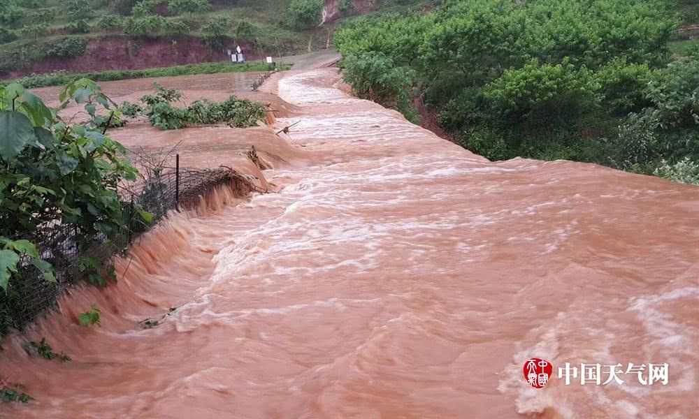 四川遭遇暴雨 多地出现灾情