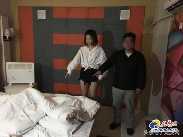 卡片上的女性照片太辣眼 警方循线捣毁非法窝点抓获多人