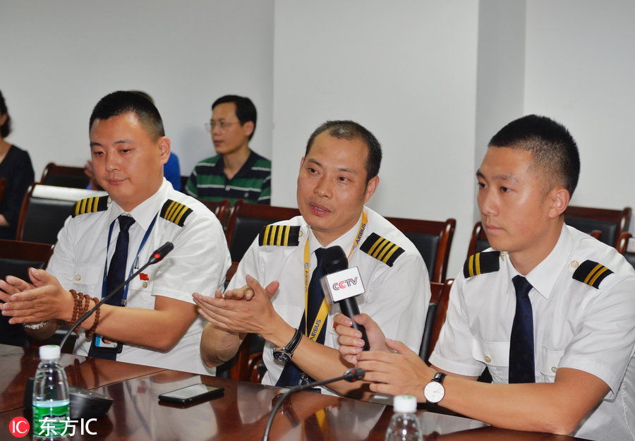 川航备降机组与社会各界见面:飞机风挡玻璃破