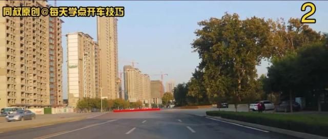 路口黄灯持续闪烁