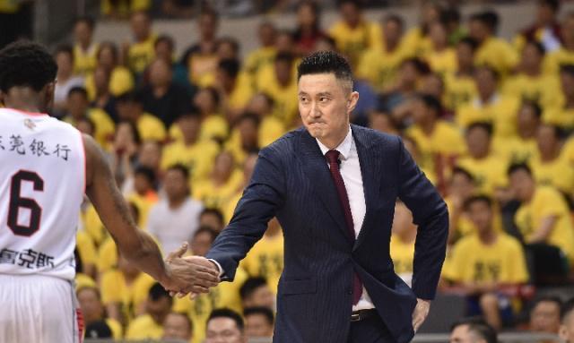 终于明白为什么广东男篮不担心新疆启用亚当斯